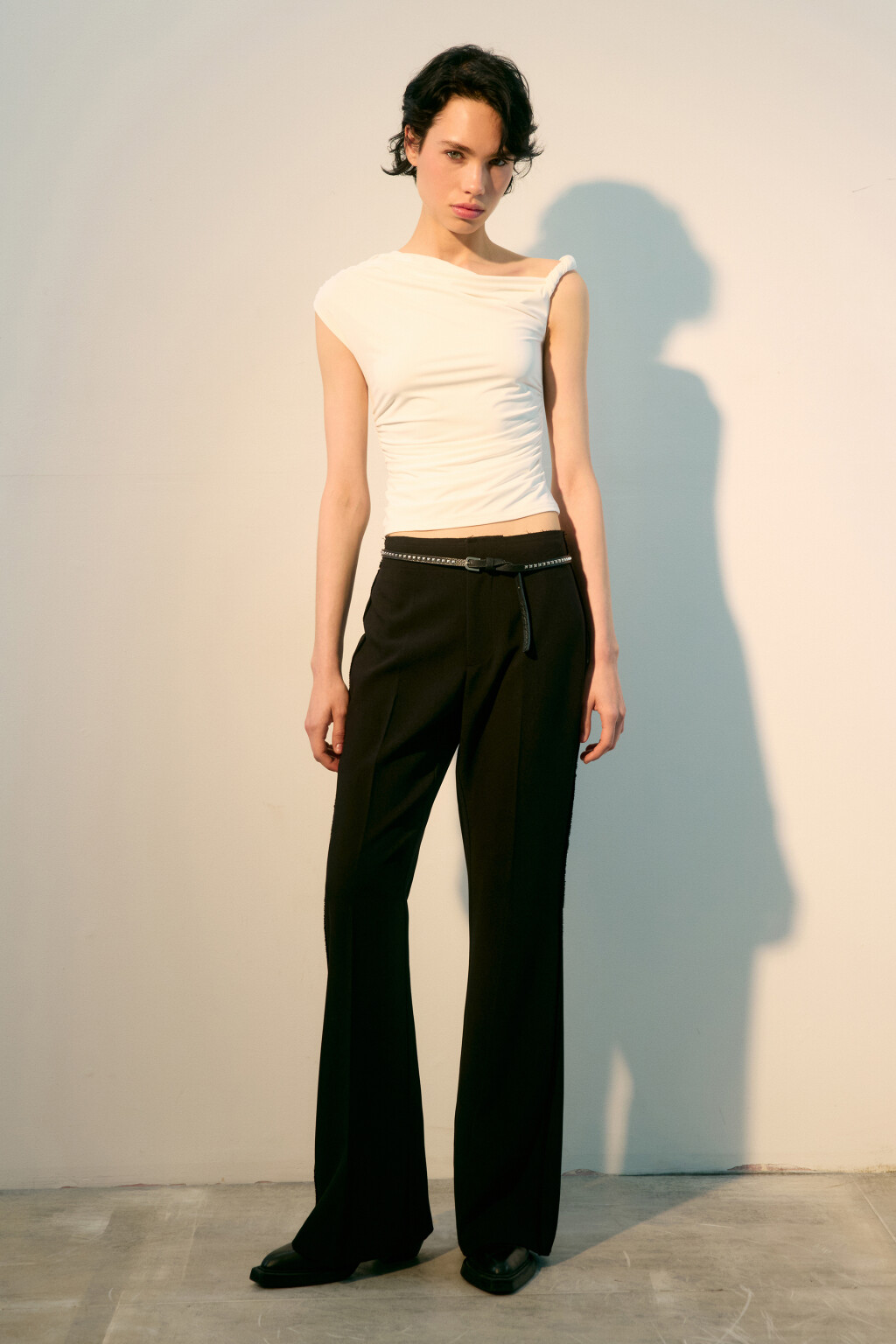 Топ с асимметричными бретелями - цвет белый - 4