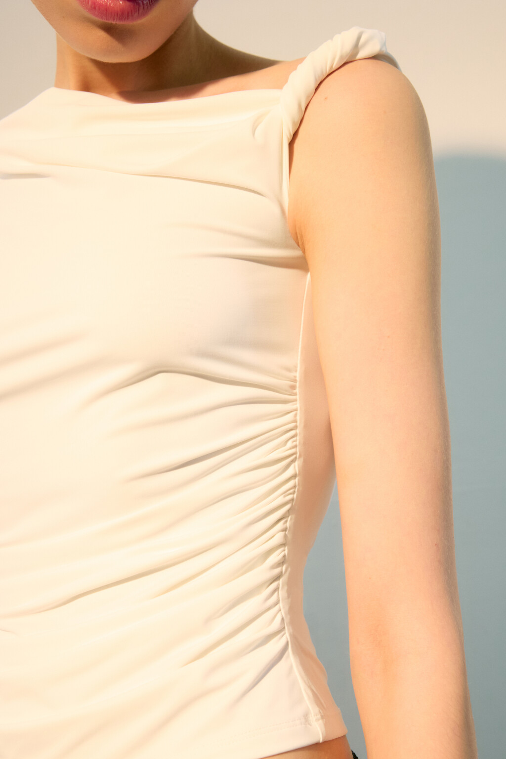 Топ с асимметричными бретелями - цвет белый - 6