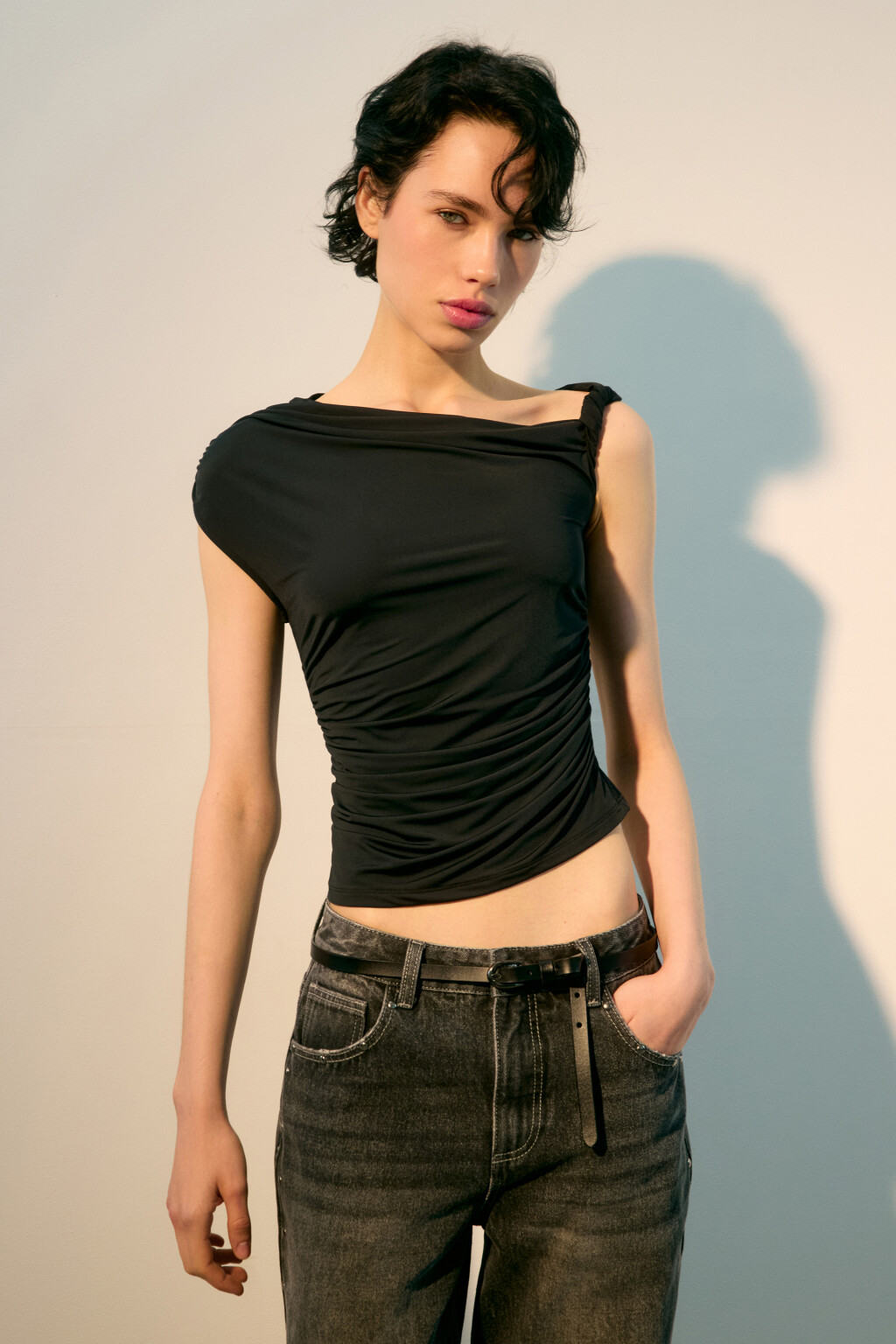 Топ с асимметричными бретелями - цвет черный - 2