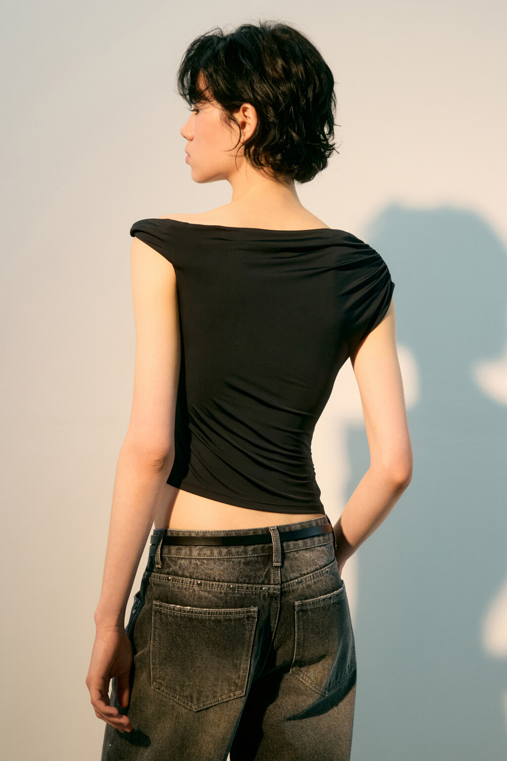 Топ с асимметричными бретелями - цвет черный - 3