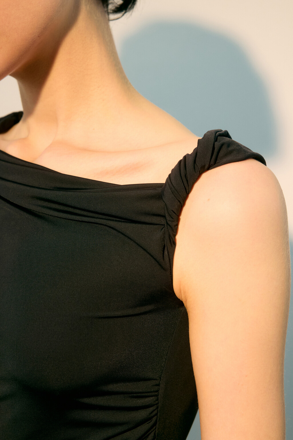 Топ с асимметричными бретелями - цвет черный - 5
