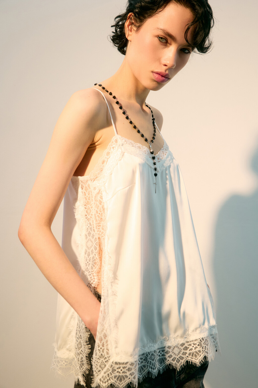 Блузка-топ атласная с кружевом - цвет молочный - 1