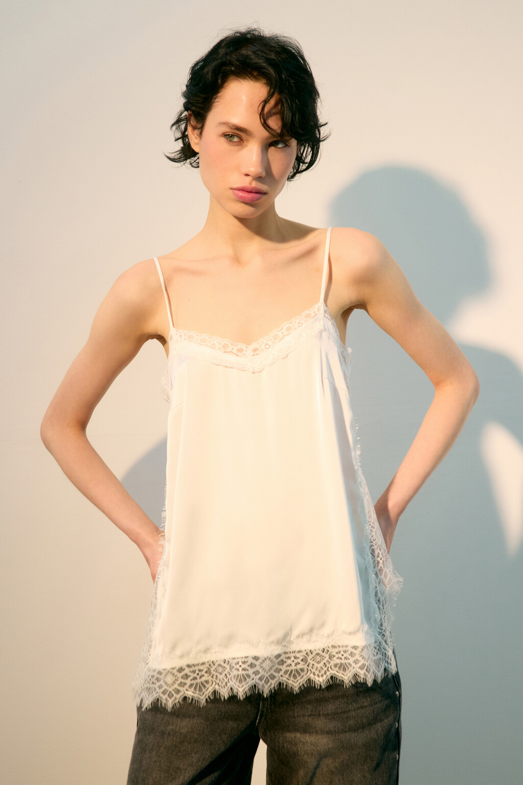 Блузка-топ атласная с кружевом - цвет молочный - 2