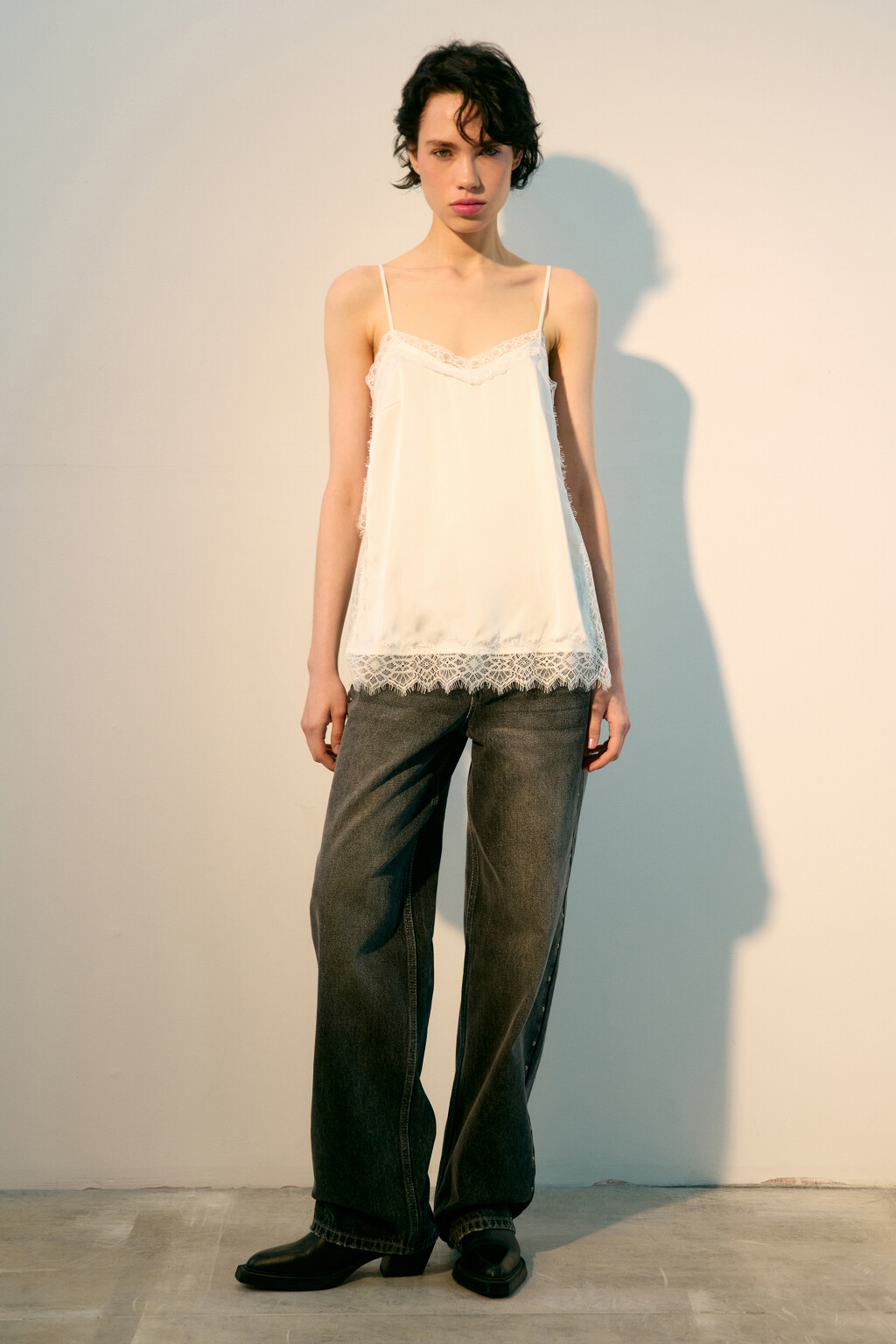 Блузка-топ атласная с кружевом - цвет молочный - 4