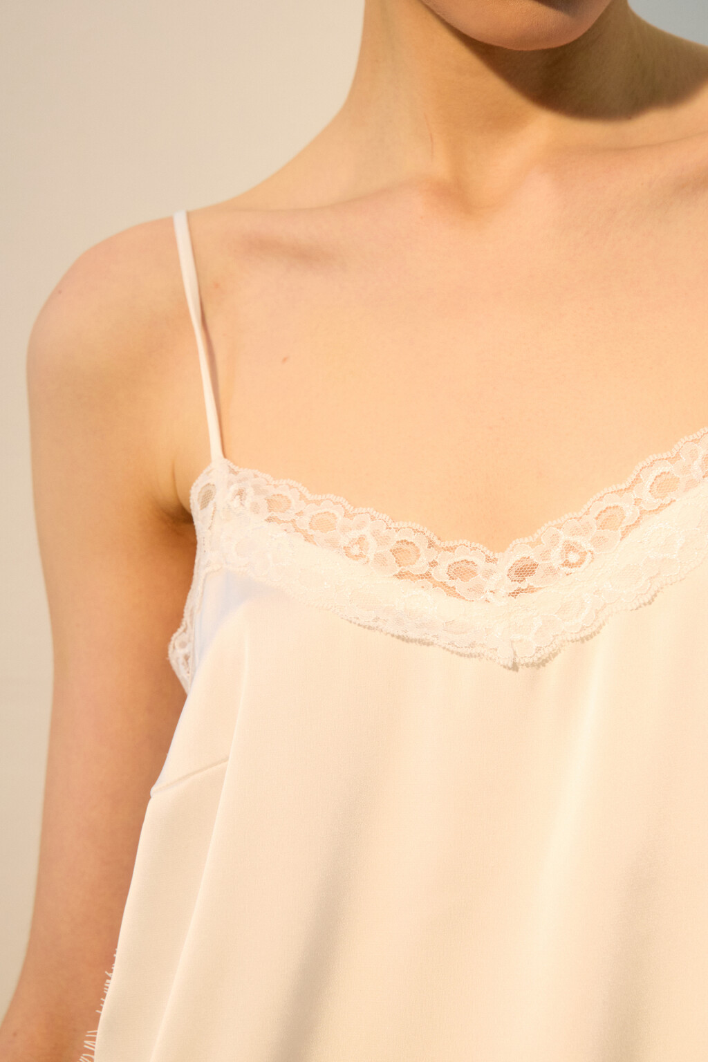 Блузка-топ атласная с кружевом - цвет молочный - 6