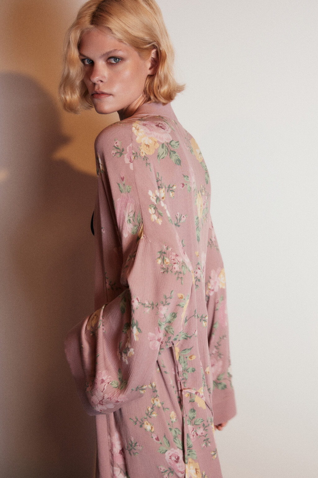 Кардиган-кимоно с поясом и принтом - цвет мультиколор - 2