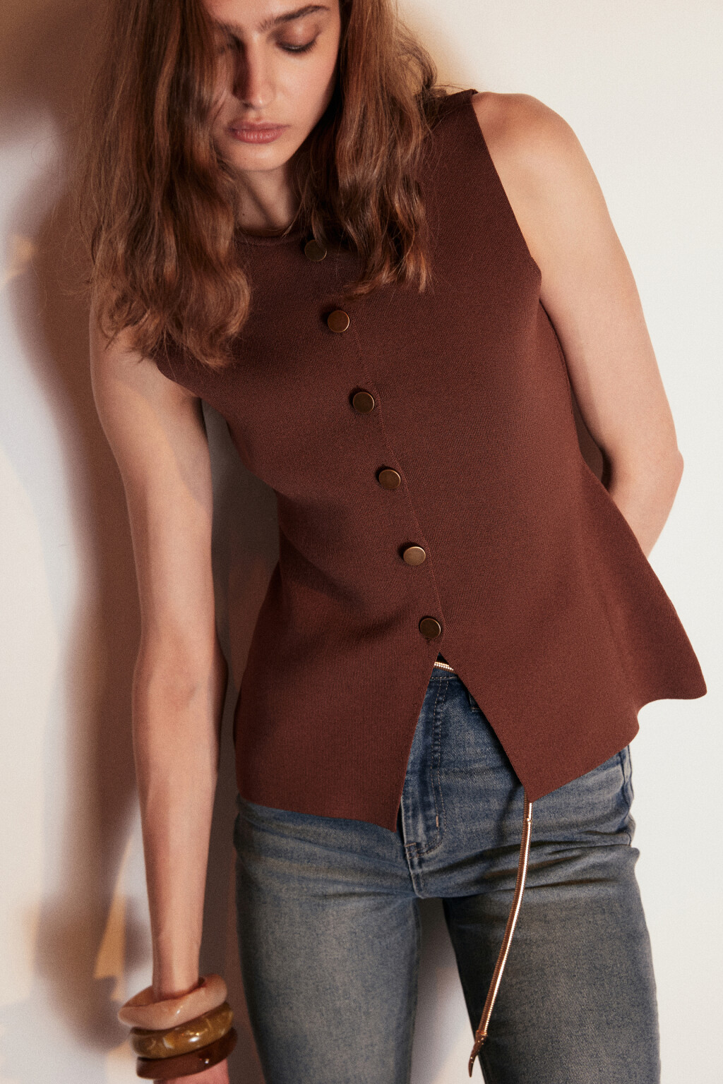 Жилет вязаный на пуговицах - цвет коричневый - 1