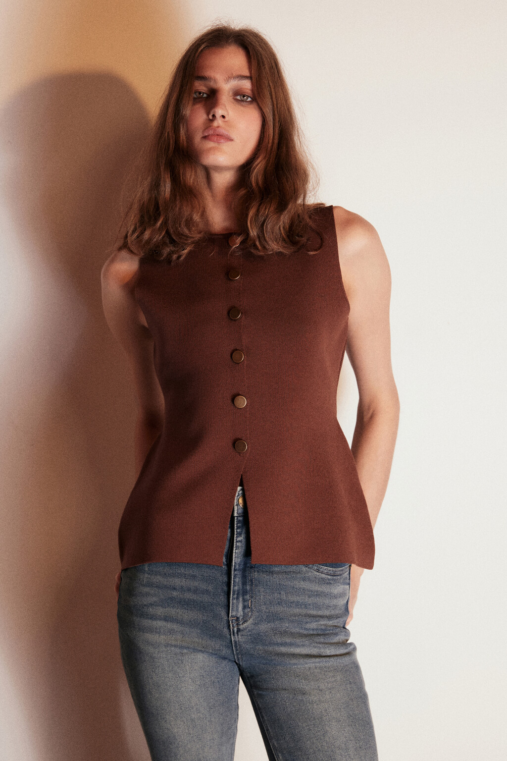 Жилет вязаный на пуговицах - цвет коричневый - 2