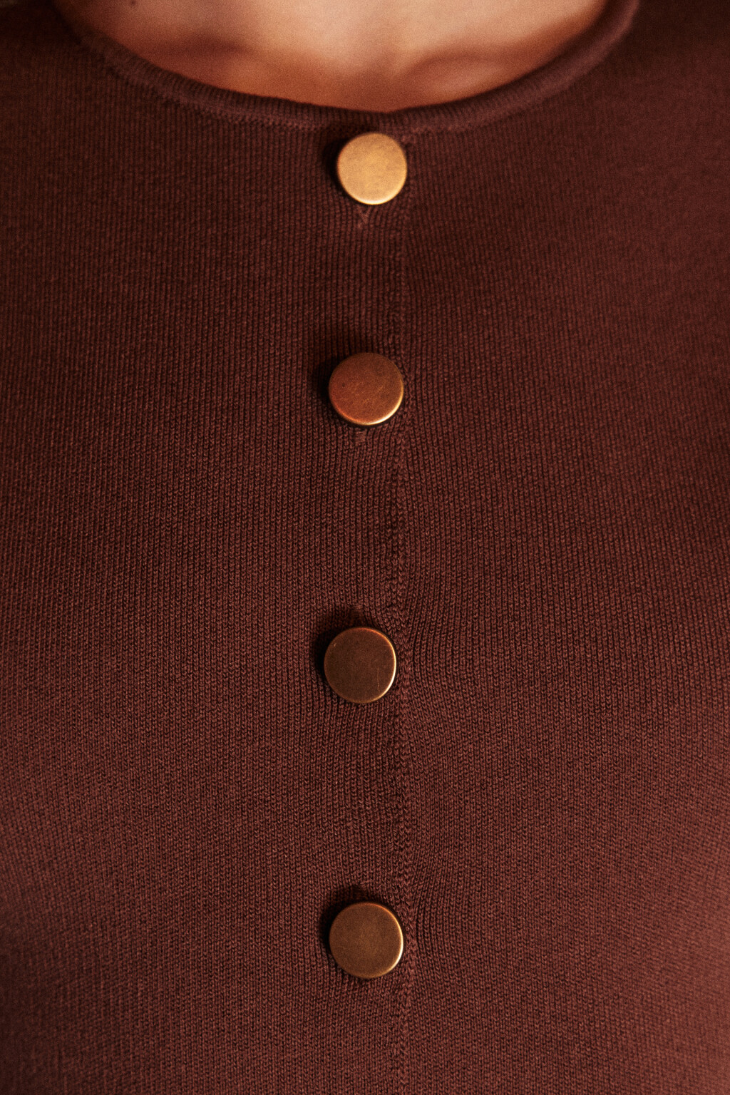 Жилет вязаный на пуговицах - цвет коричневый - 5