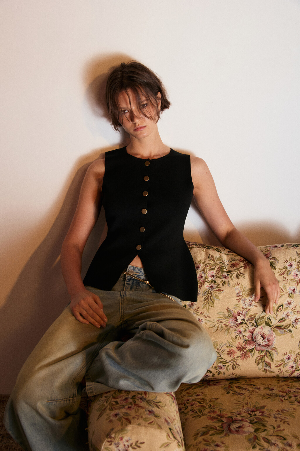 Жилет вязаный на пуговицах - цвет черный - 2