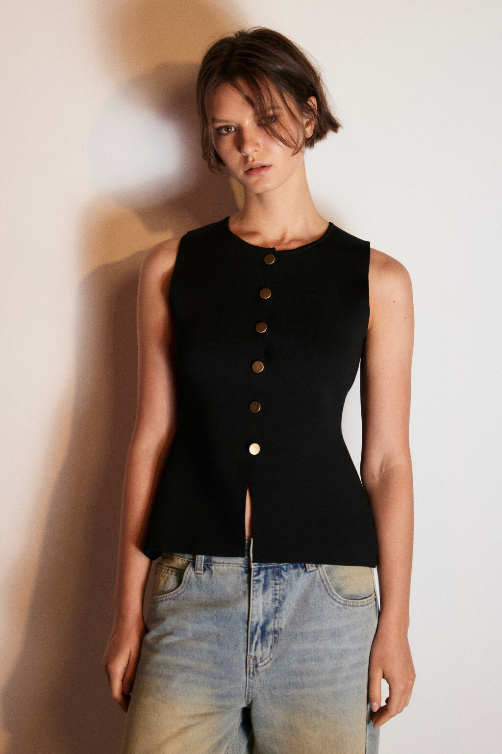 Жилет вязаный на пуговицах - цвет черный - 3