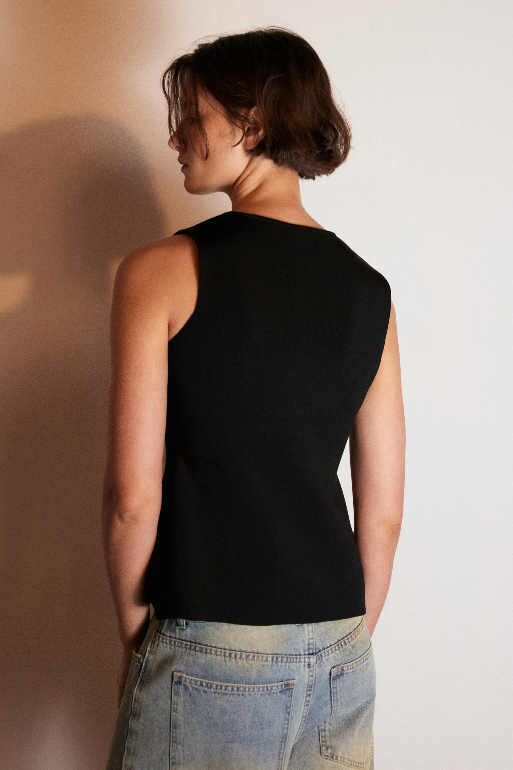 Жилет вязаный на пуговицах - цвет черный - 4