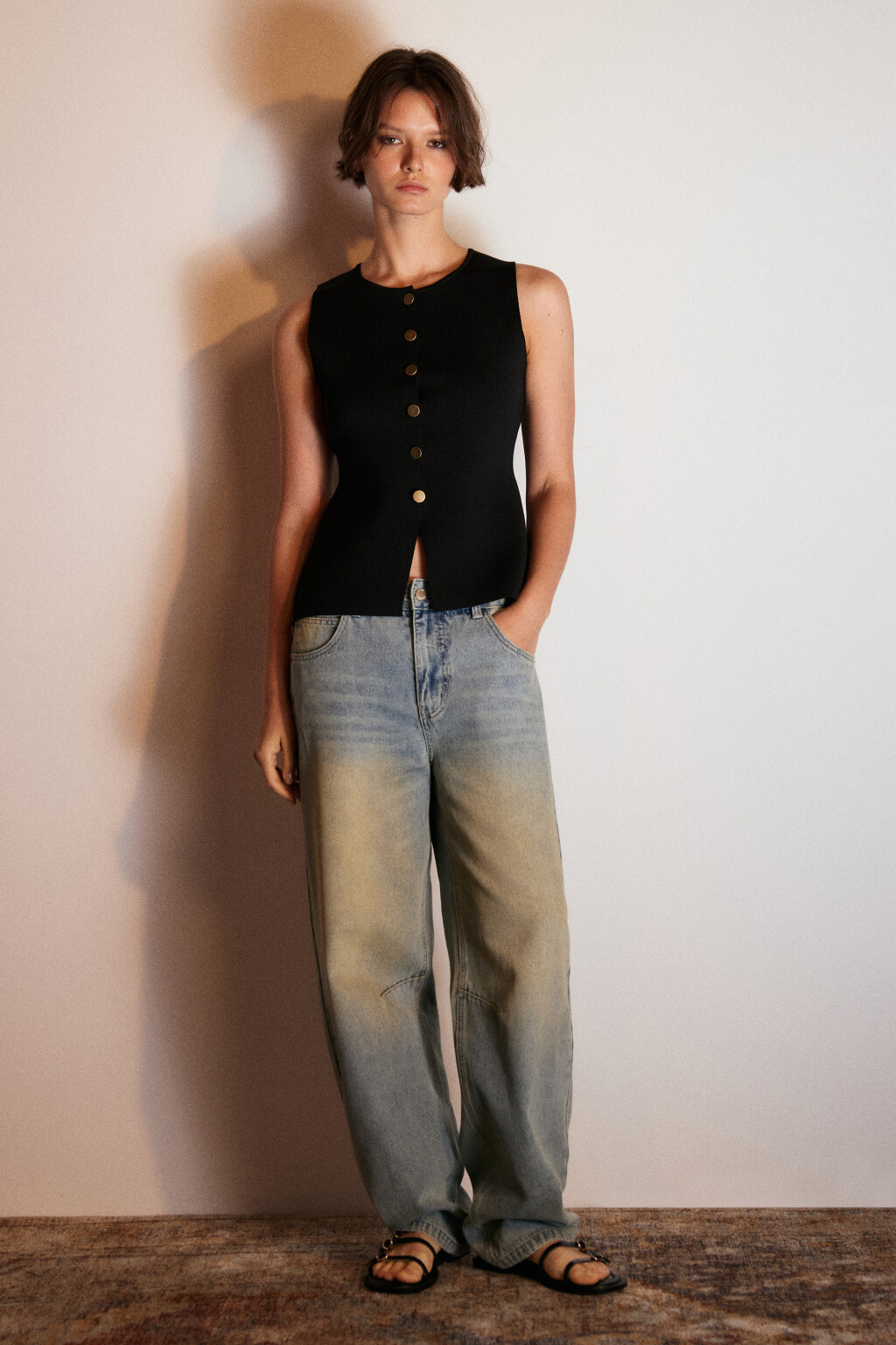 Жилет вязаный на пуговицах - цвет черный - 5