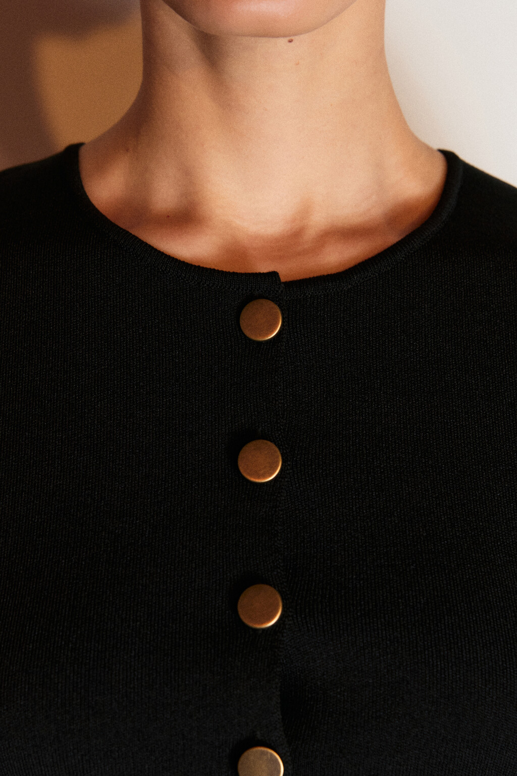 Жилет вязаный на пуговицах - цвет черный - 7