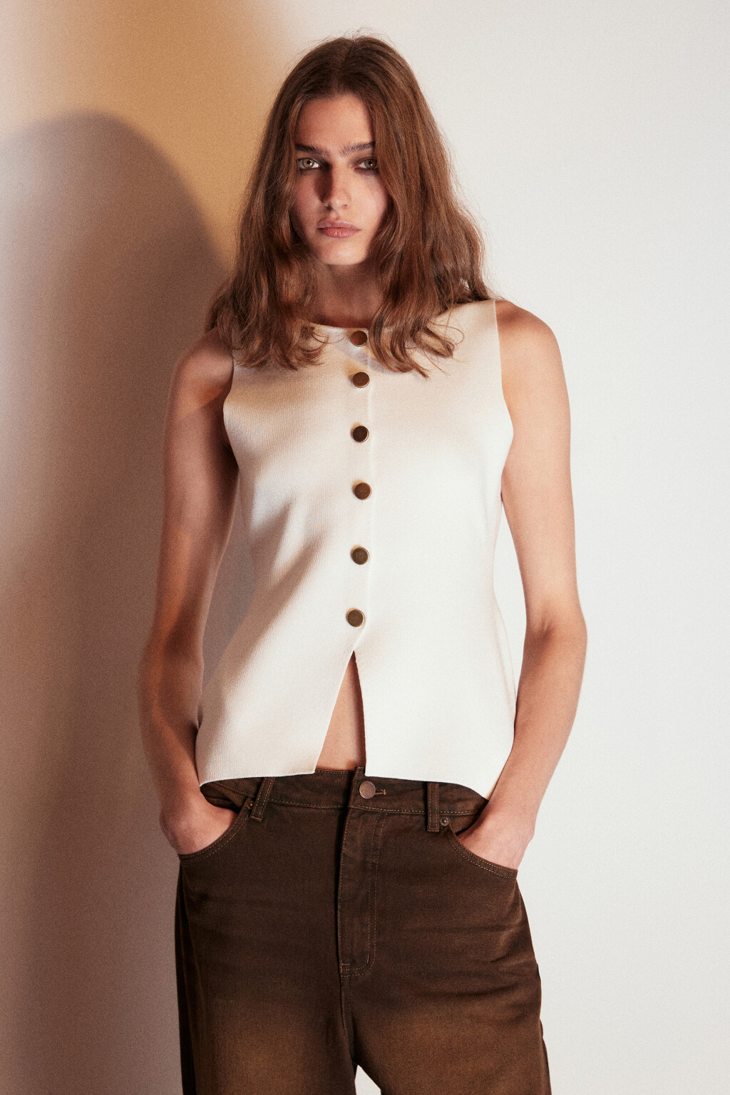 Жилет вязаный на пуговицах - цвет молочный - 3