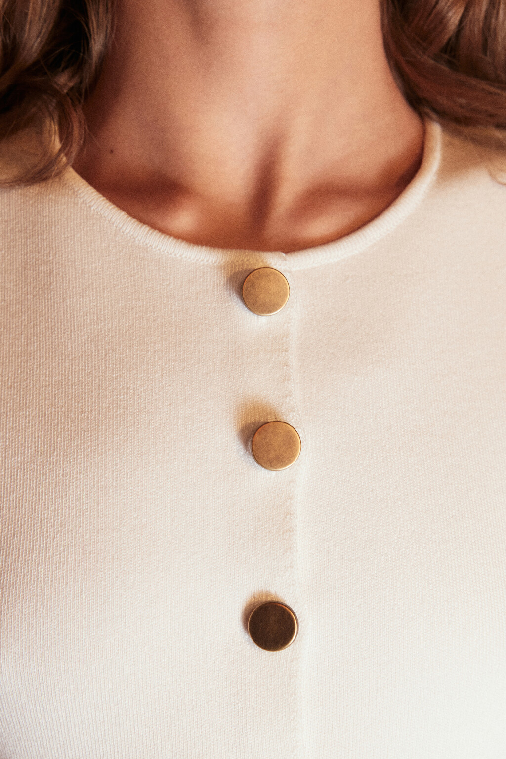 Жилет вязаный на пуговицах - цвет молочный - 6
