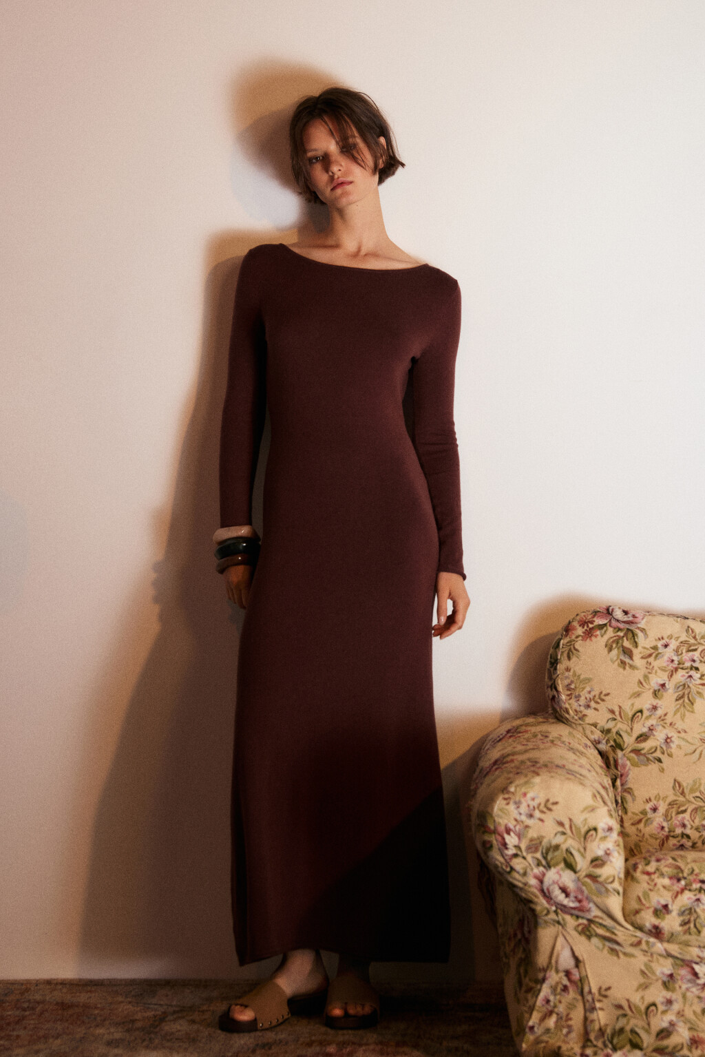 Платье из тонкого вязаного трикотажа - цвет коричневый - 1