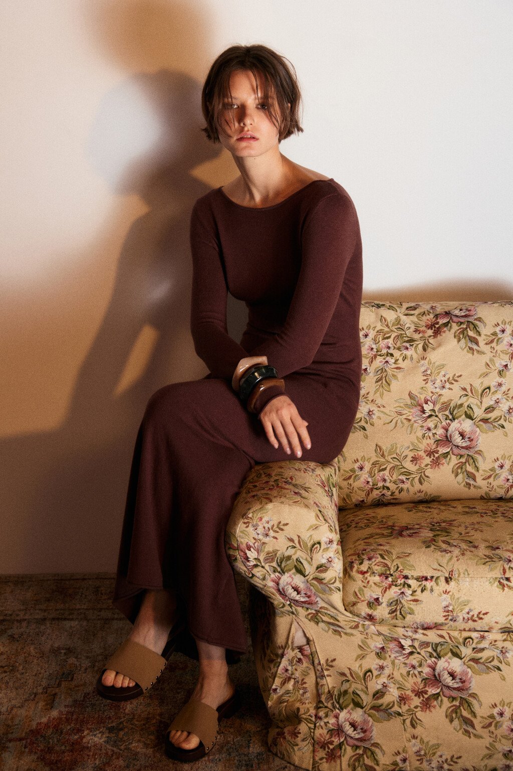 Платье из тонкого вязаного трикотажа - цвет коричневый - 2