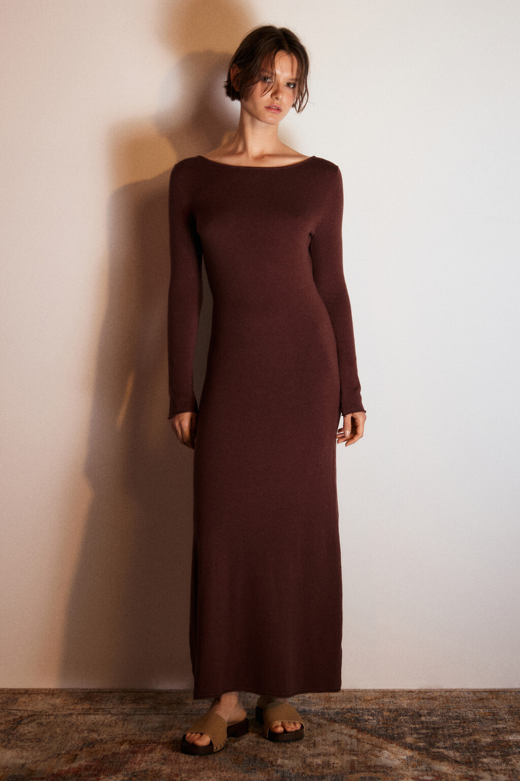 Платье из тонкого вязаного трикотажа - цвет коричневый - 3
