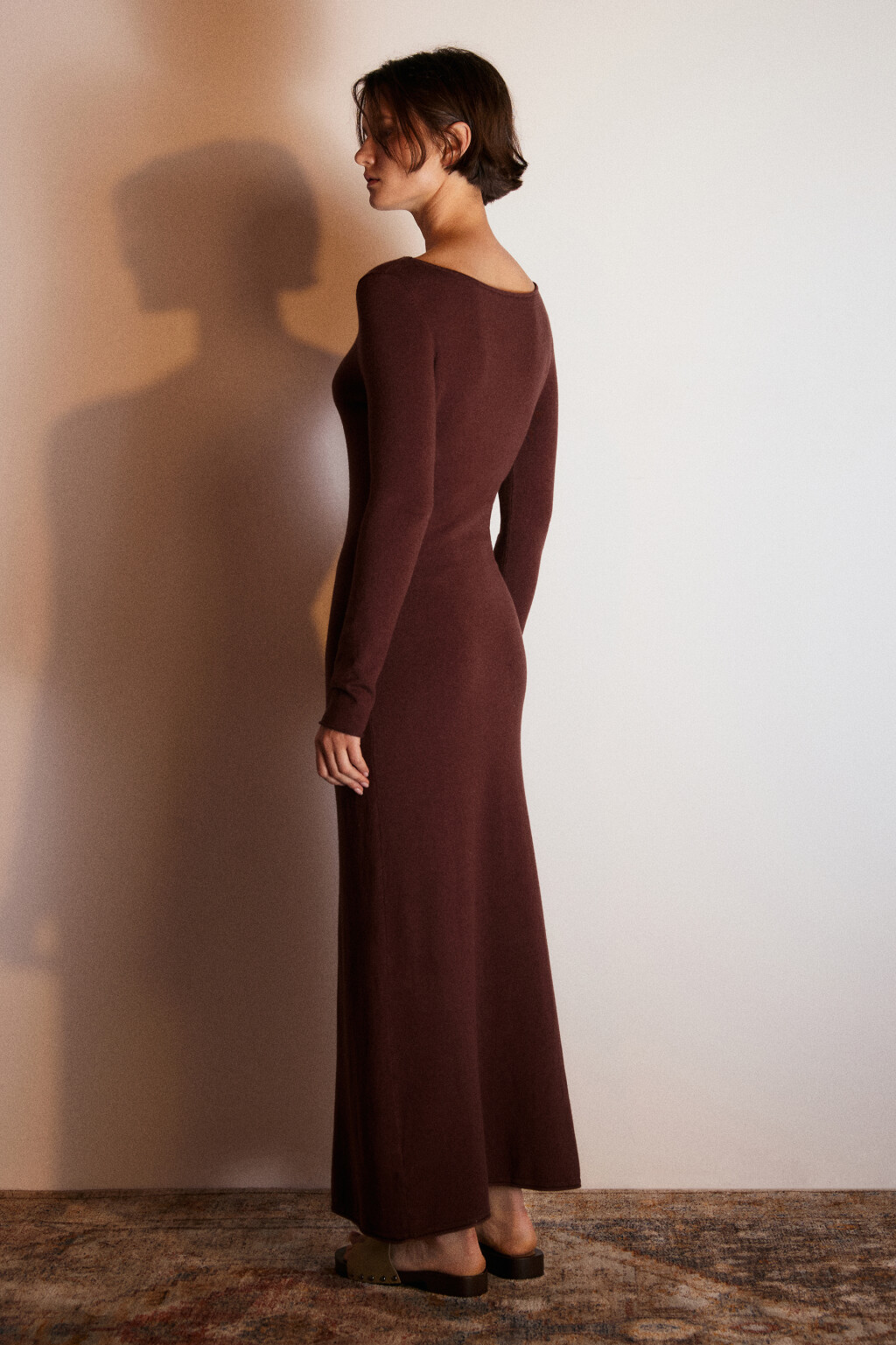 Платье из тонкого вязаного трикотажа - цвет коричневый - 4