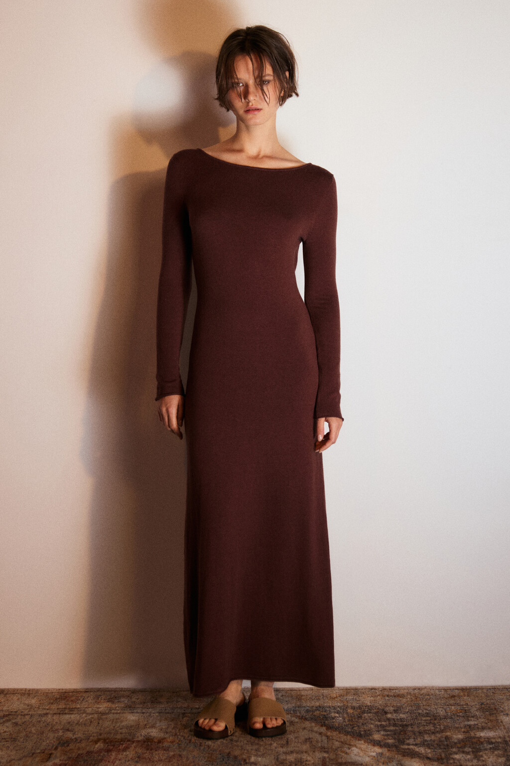 Платье из тонкого вязаного трикотажа - цвет коричневый - 5