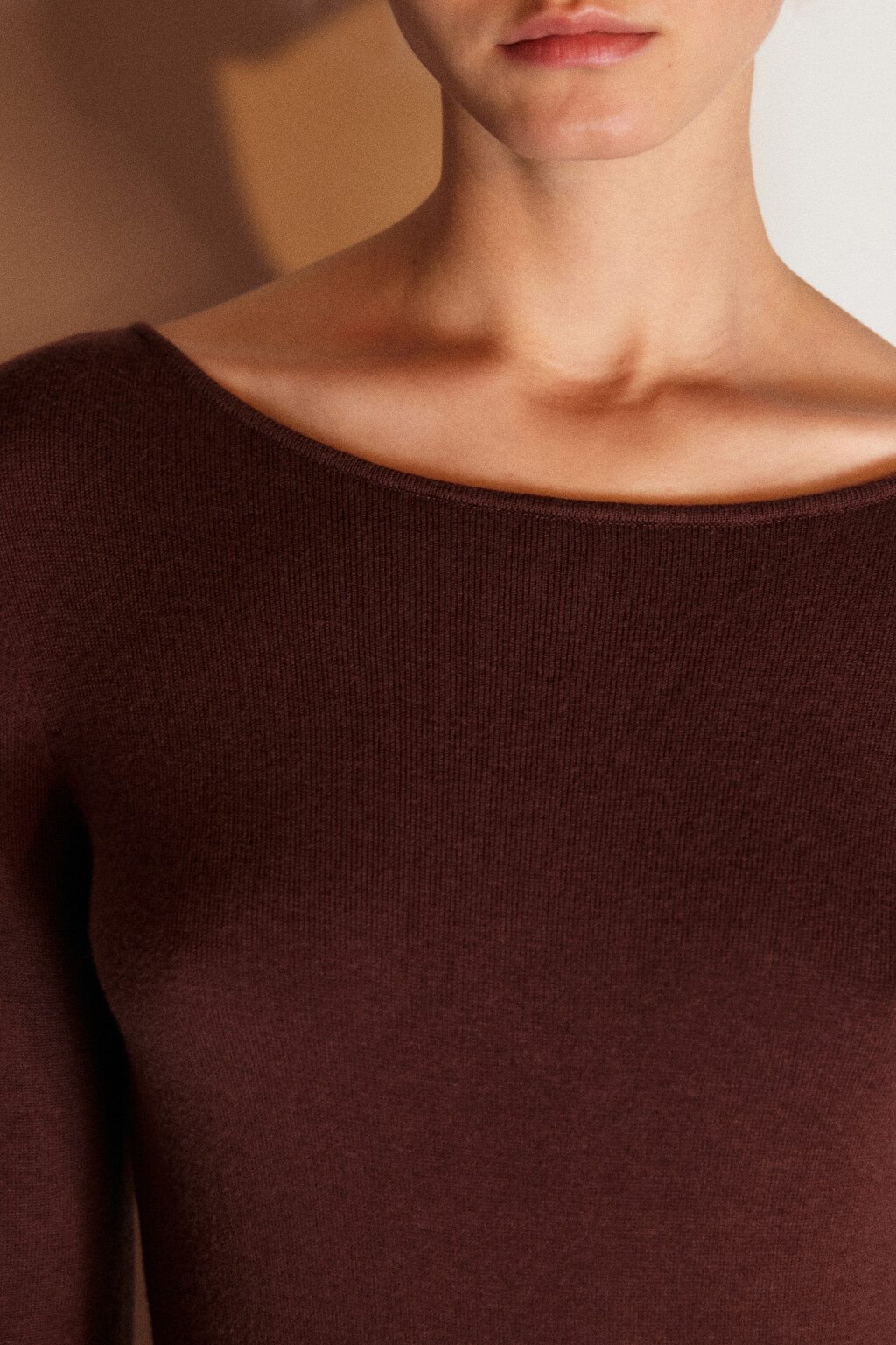Платье из тонкого вязаного трикотажа - цвет коричневый - 6