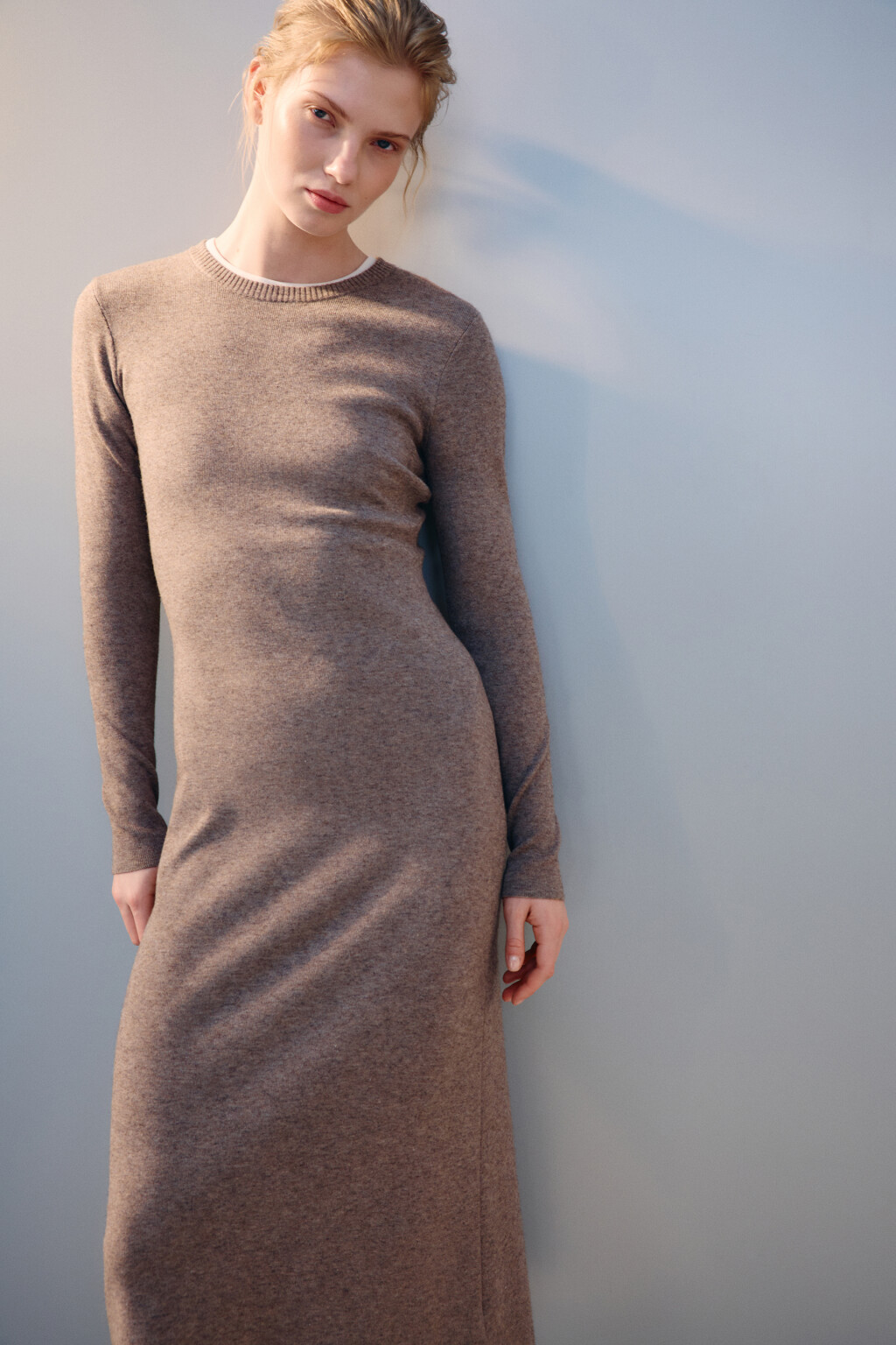 Платье миди из вязаного трикотажа - цвет бежевый - 1