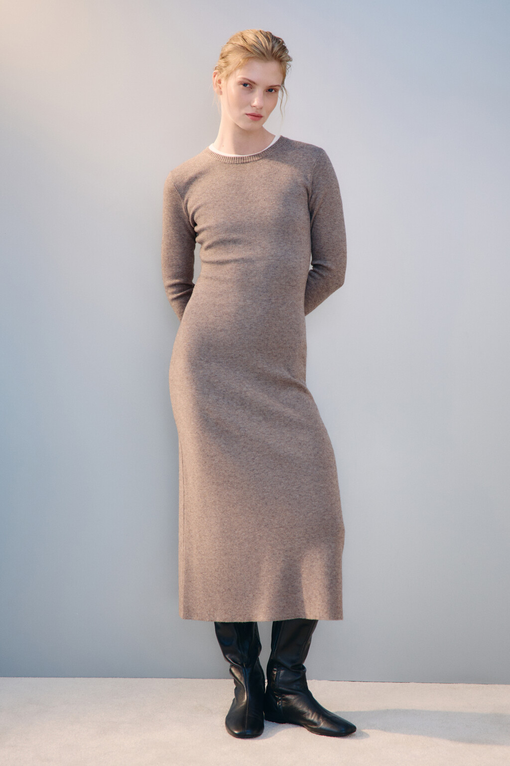 Платье миди из вязаного трикотажа - цвет бежевый - 4