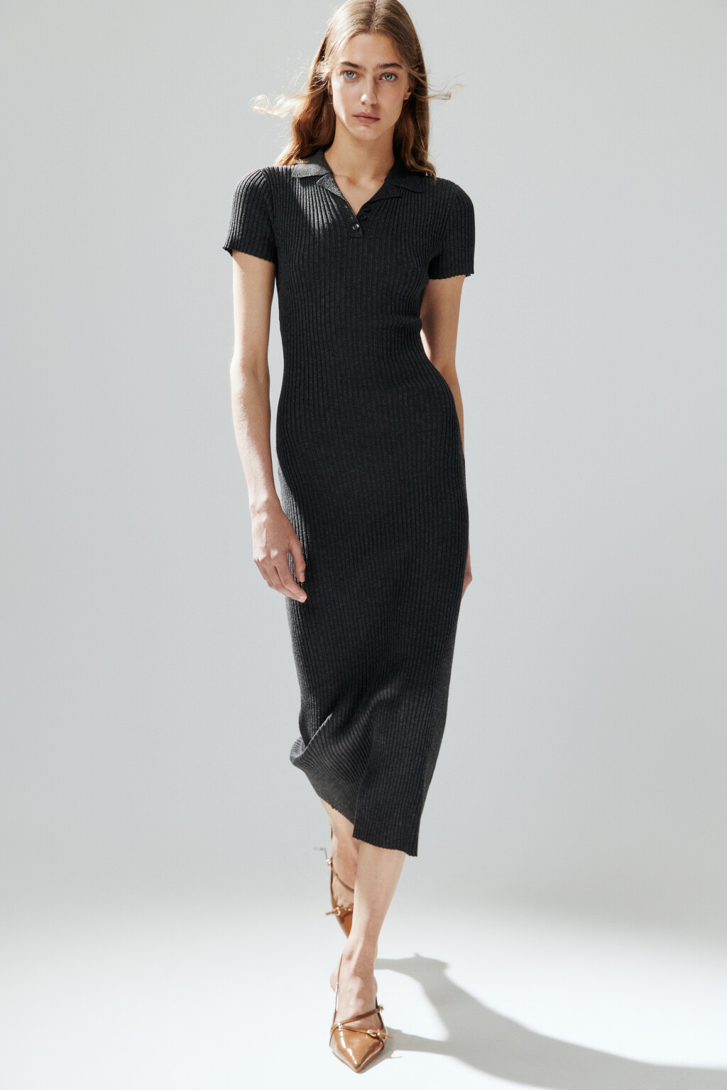 Платье макси в рубчик с воротником-поло - цвет серый - 1