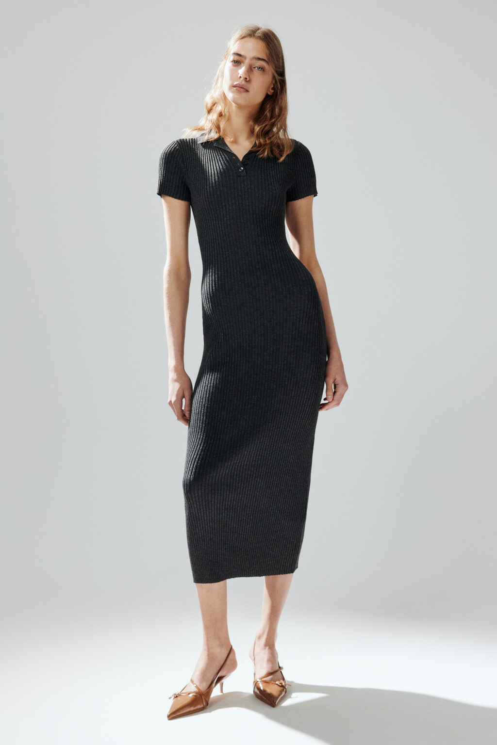 Платье макси в рубчик с воротником-поло - цвет серый - 2