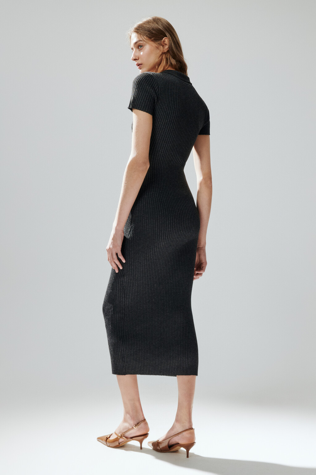 Платье макси в рубчик с воротником-поло - цвет серый - 3