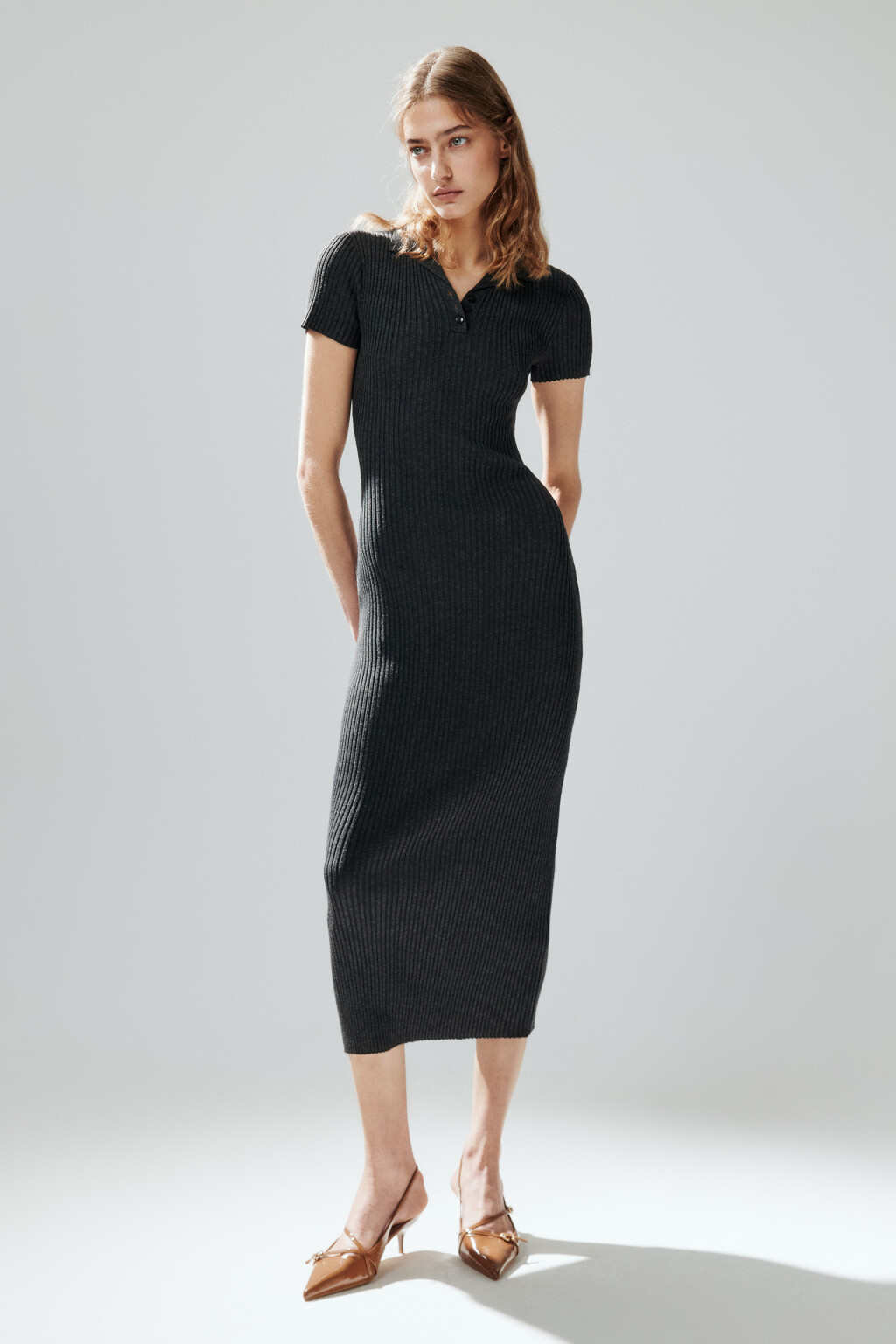 Платье макси в рубчик с воротником-поло - цвет серый - 4