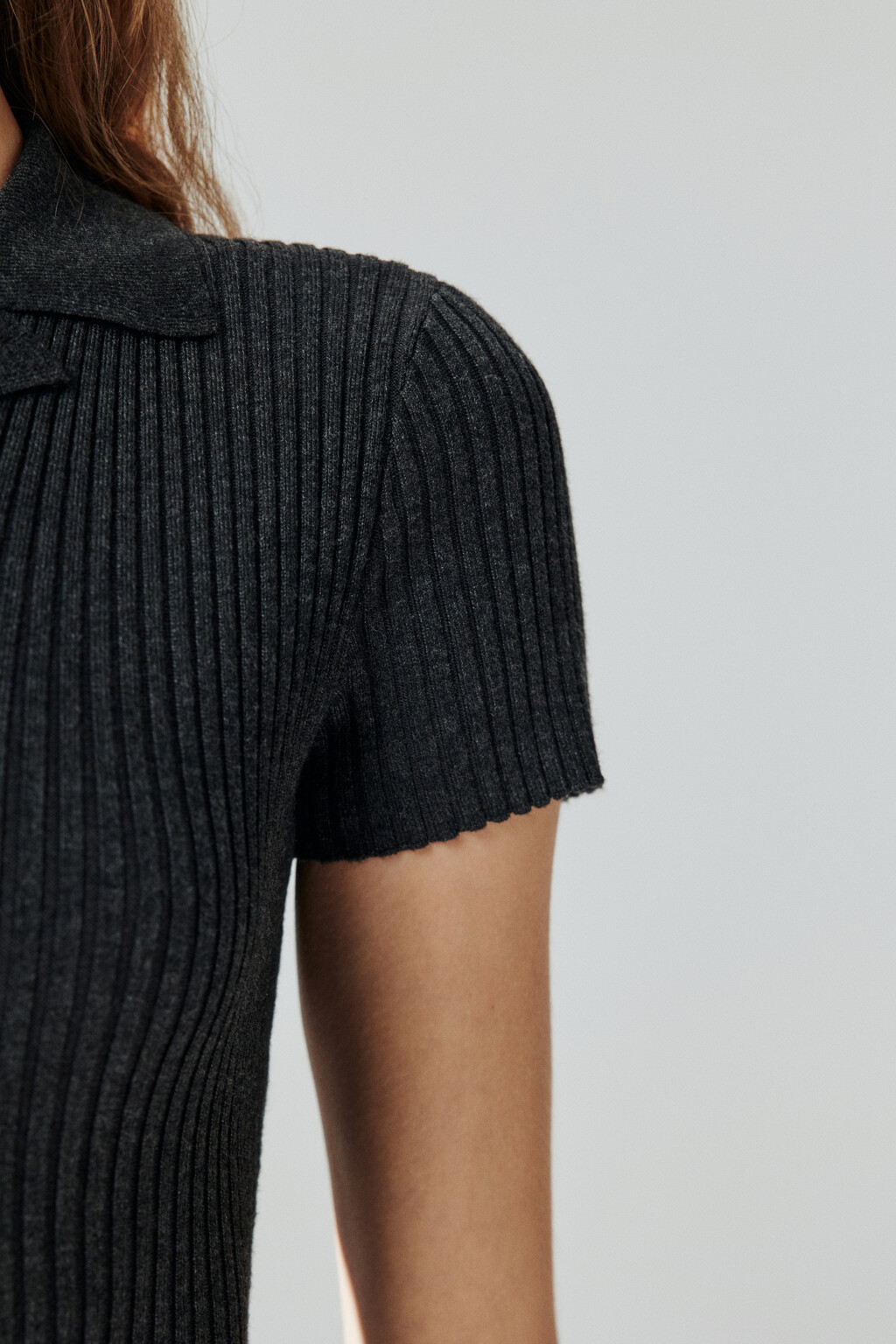 Платье макси в рубчик с воротником-поло - цвет серый - 6