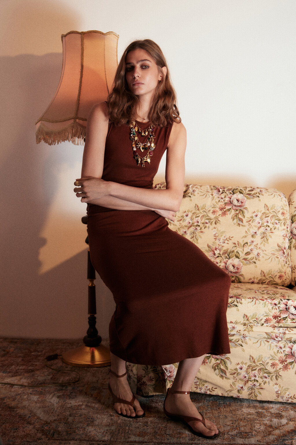 Платье-футляр миди с драпировками - цвет коричневый - 2