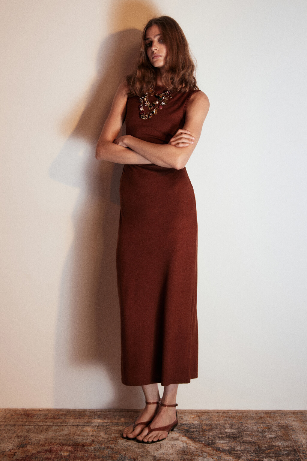 Платье-футляр миди с драпировками - цвет коричневый - 3