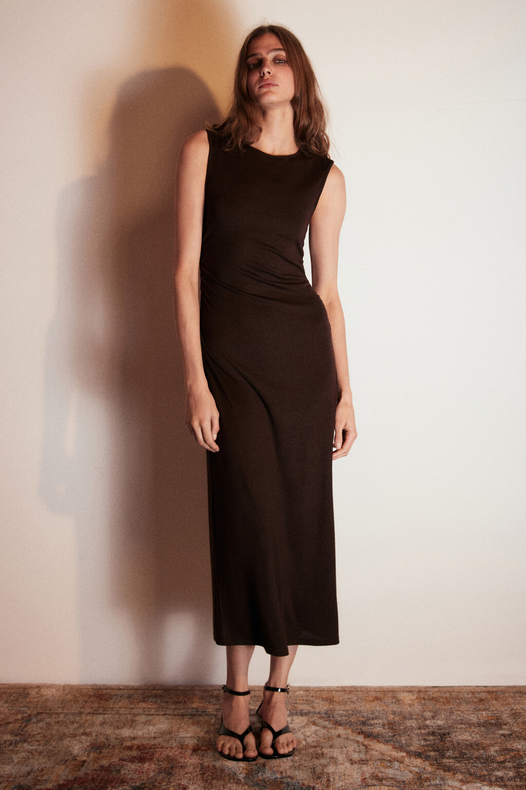 Платье-футляр миди с драпировками - цвет коричневый - 3