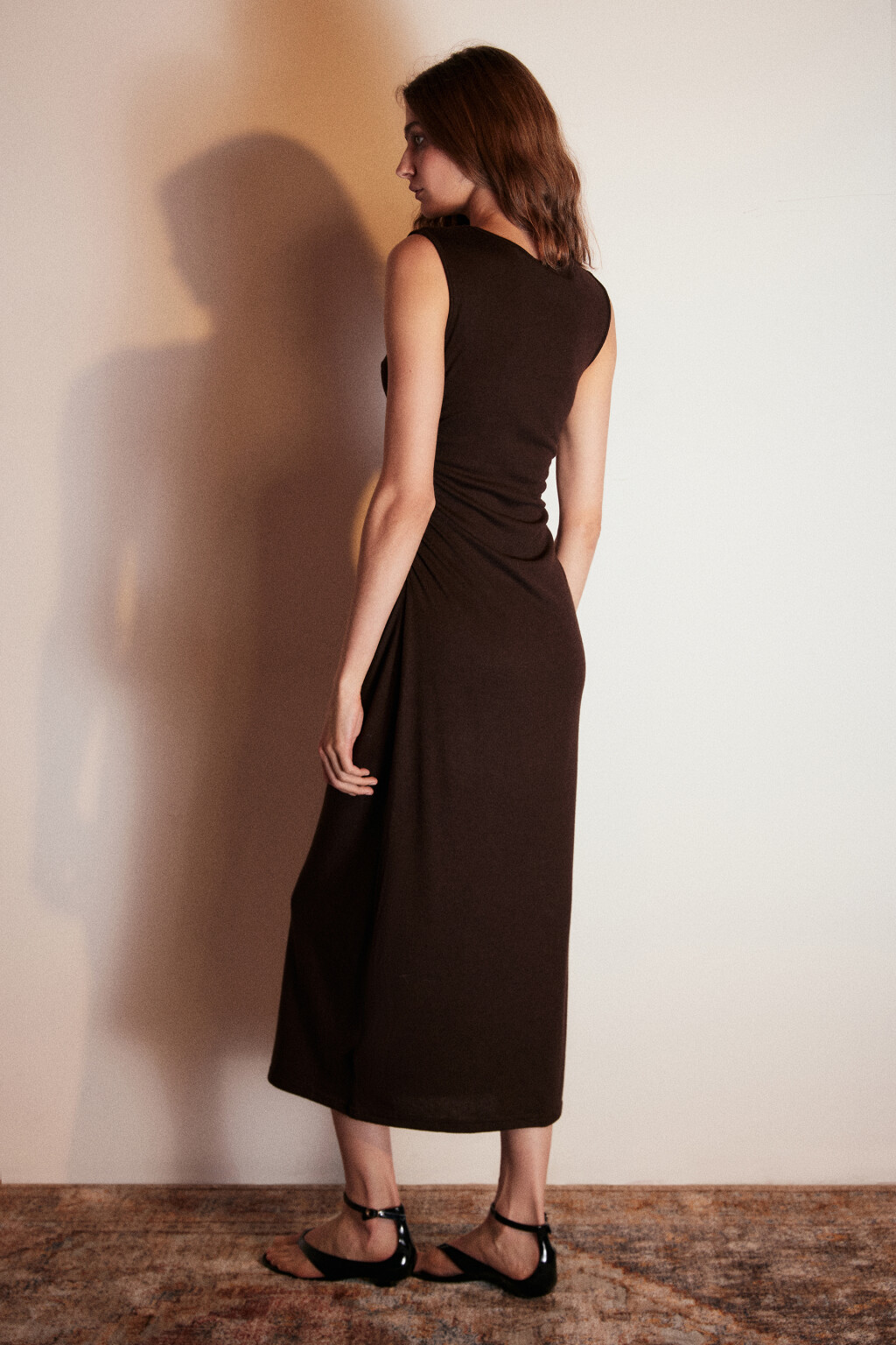 Платье-футляр миди с драпировками - цвет коричневый - 4