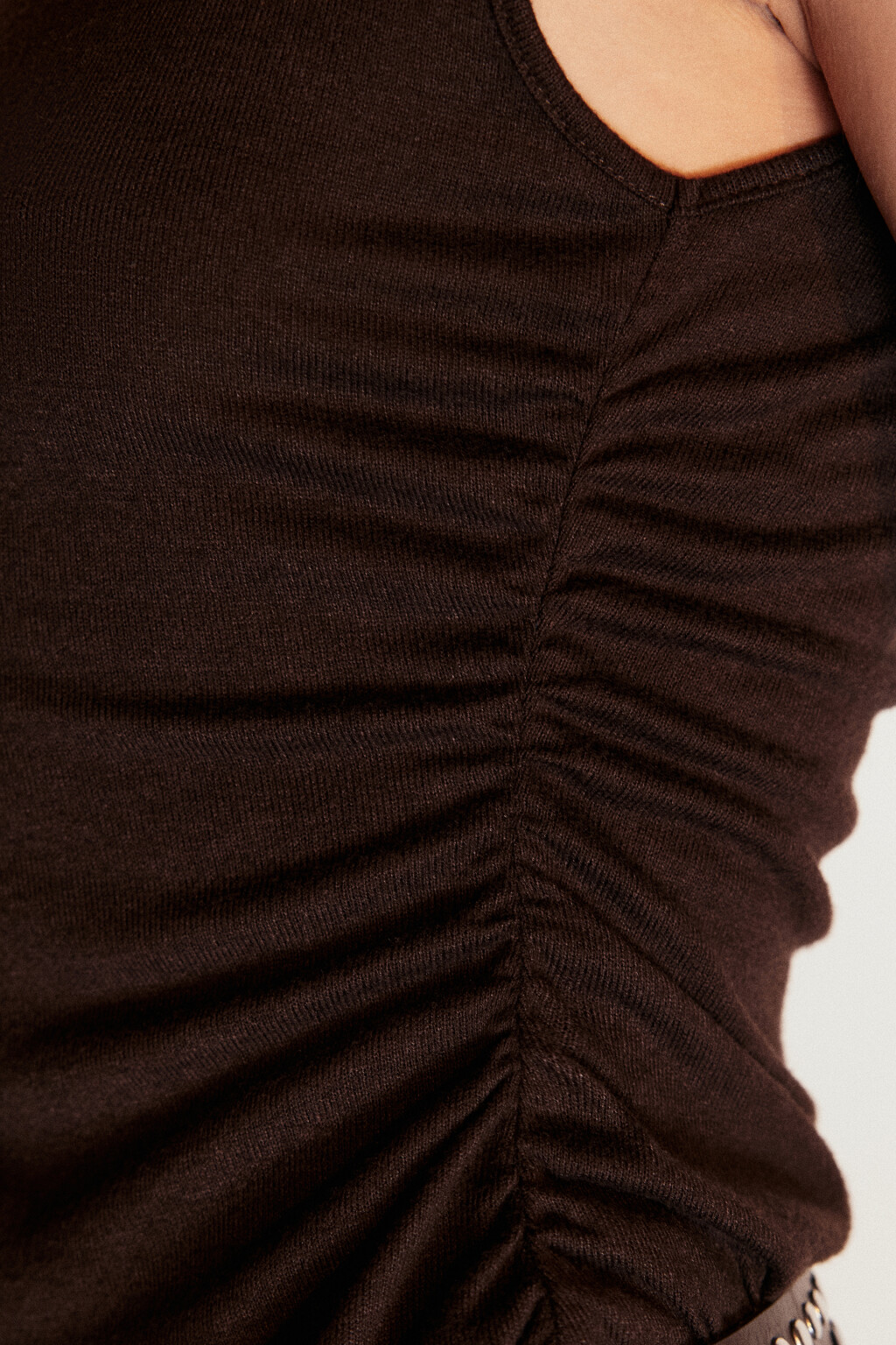 Платье-футляр миди с драпировками - цвет коричневый - 7