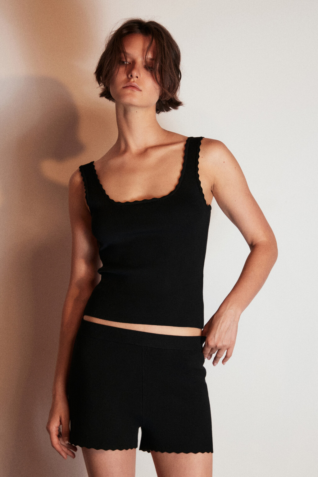 Майка вискозная с кружевом - цвет черный - 3