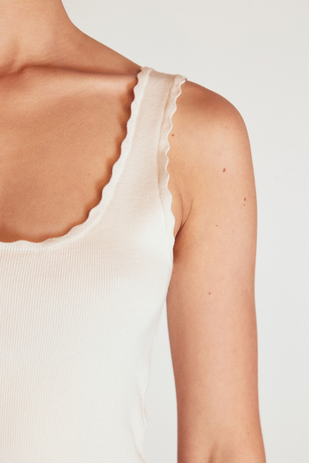 Майка вискозная с кружевом - цвет молочный - 7