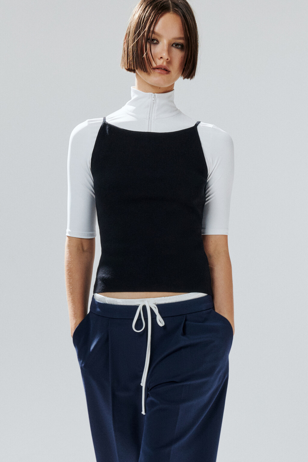 Майка вискозная на тонких бретелях - цвет черный - 2