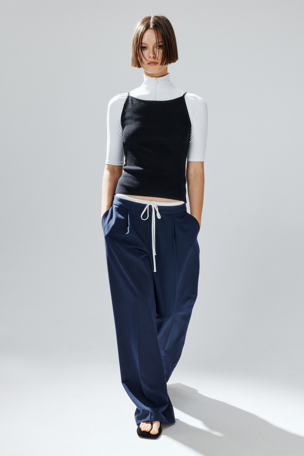 Майка вискозная на тонких бретелях - цвет черный - 3