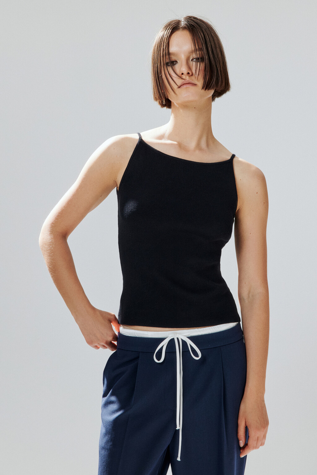 Майка вискозная на тонких бретелях - цвет черный - 4