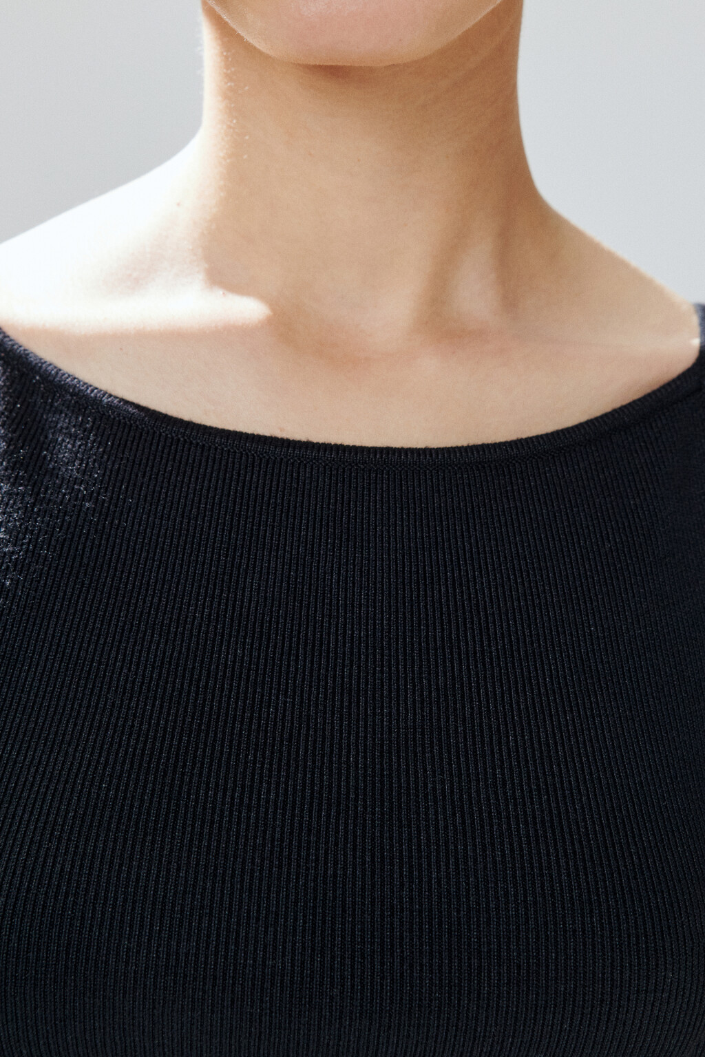 Майка вискозная на тонких бретелях - цвет черный - 6