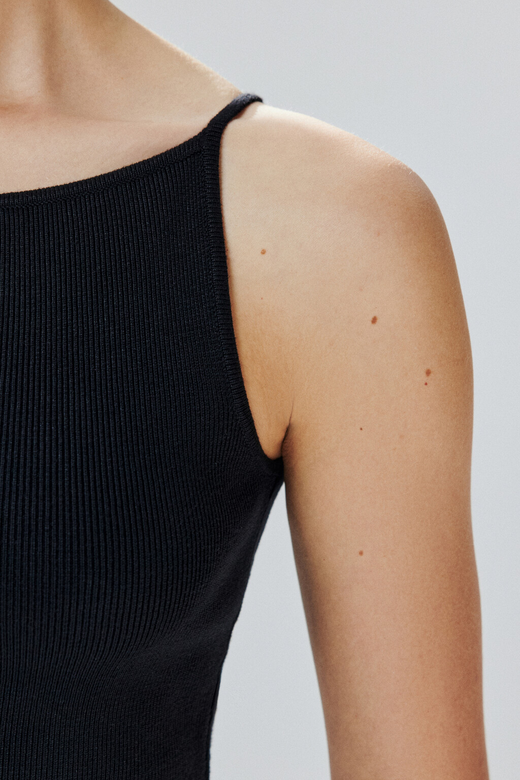 Майка вискозная на тонких бретелях - цвет черный - 8