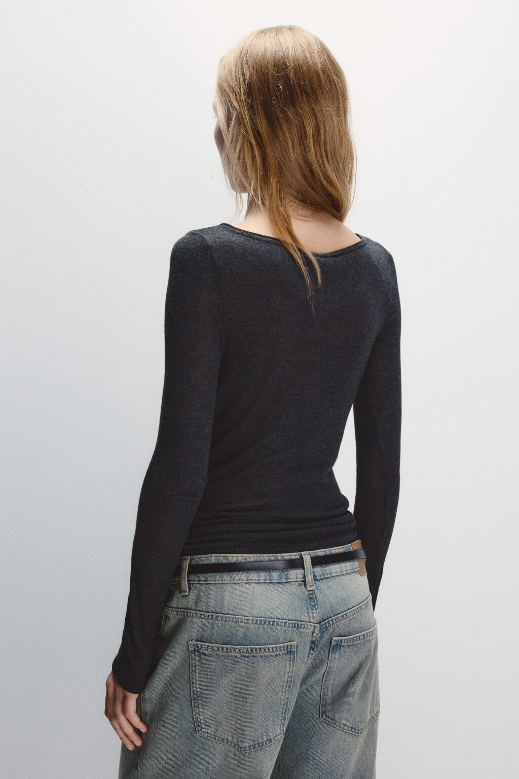 Лонгслив вискозный с вырезом-лодочкой - цвет серый - 3