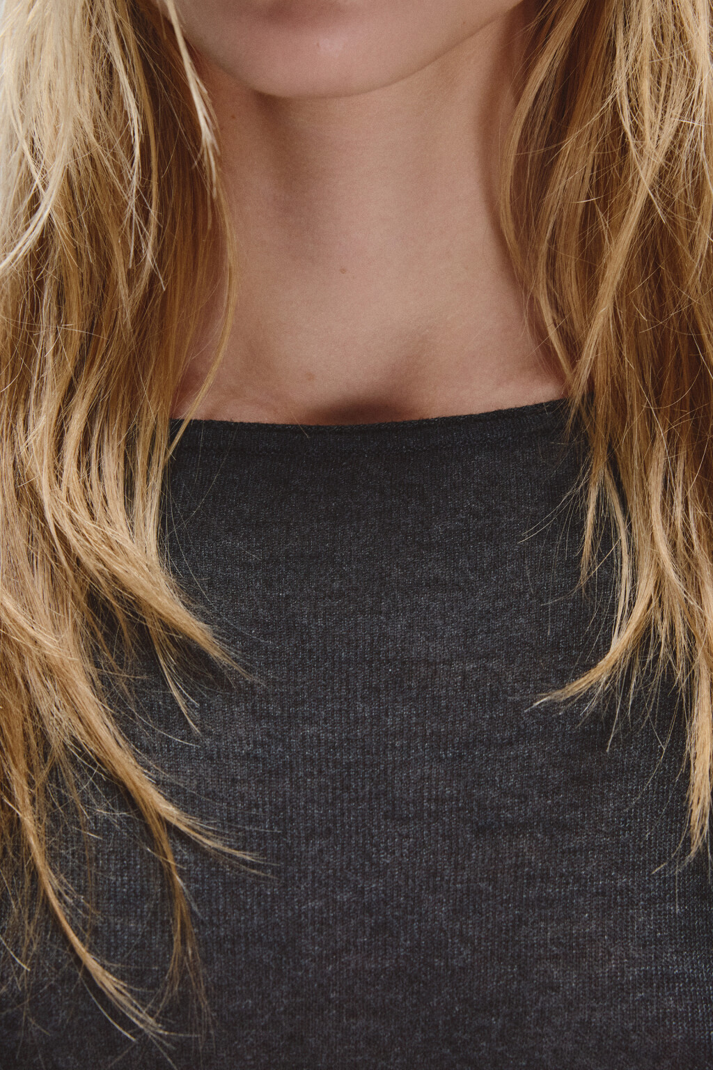 Лонгслив вискозный с вырезом-лодочкой - цвет серый - 5