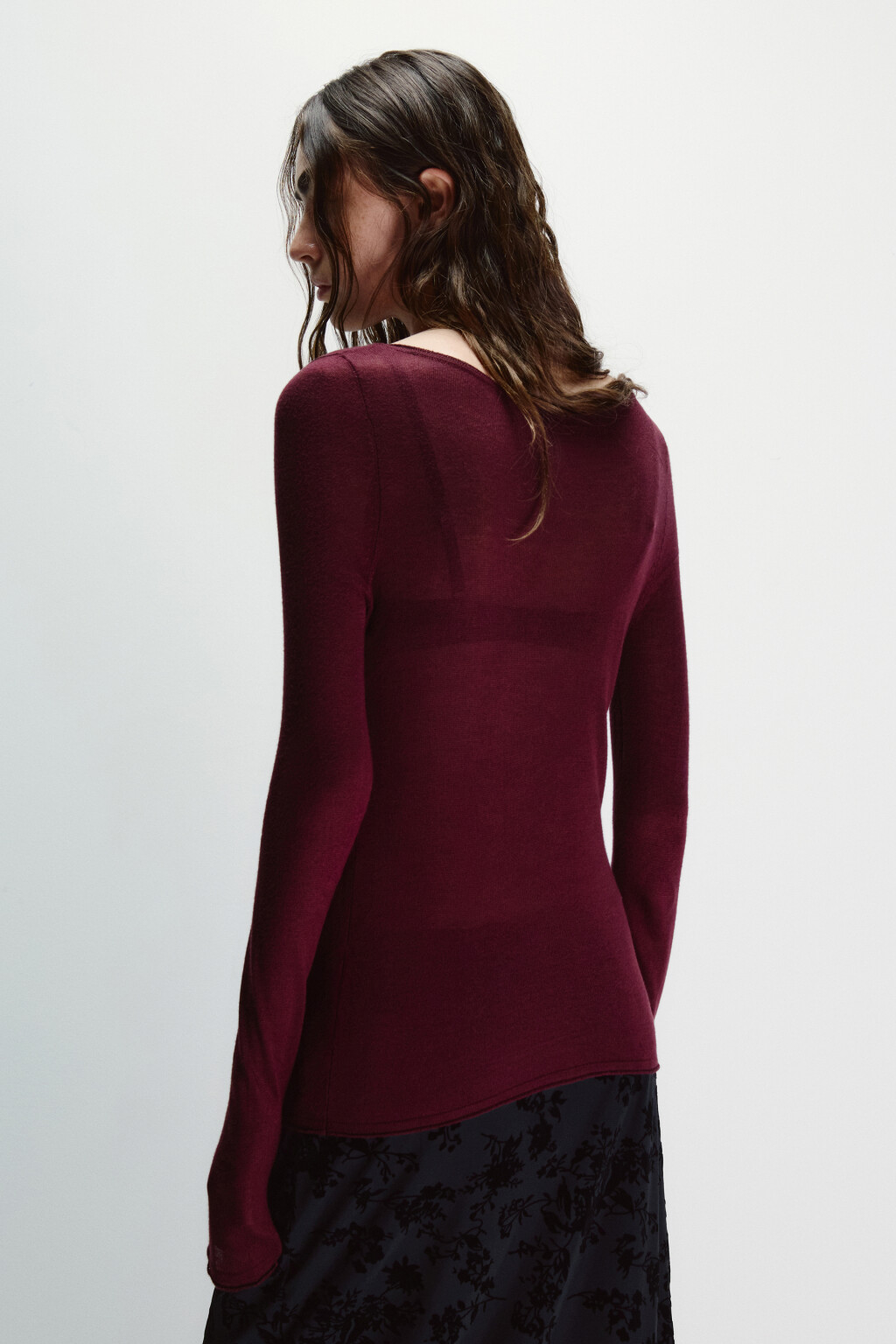 Лонгслив вискозный с вырезом-лодочкой - цвет фиолетовый - 3