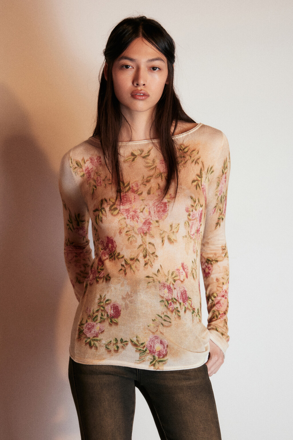 Джемпер из тонкой вискозы с принтом - цвет бежевый - 3