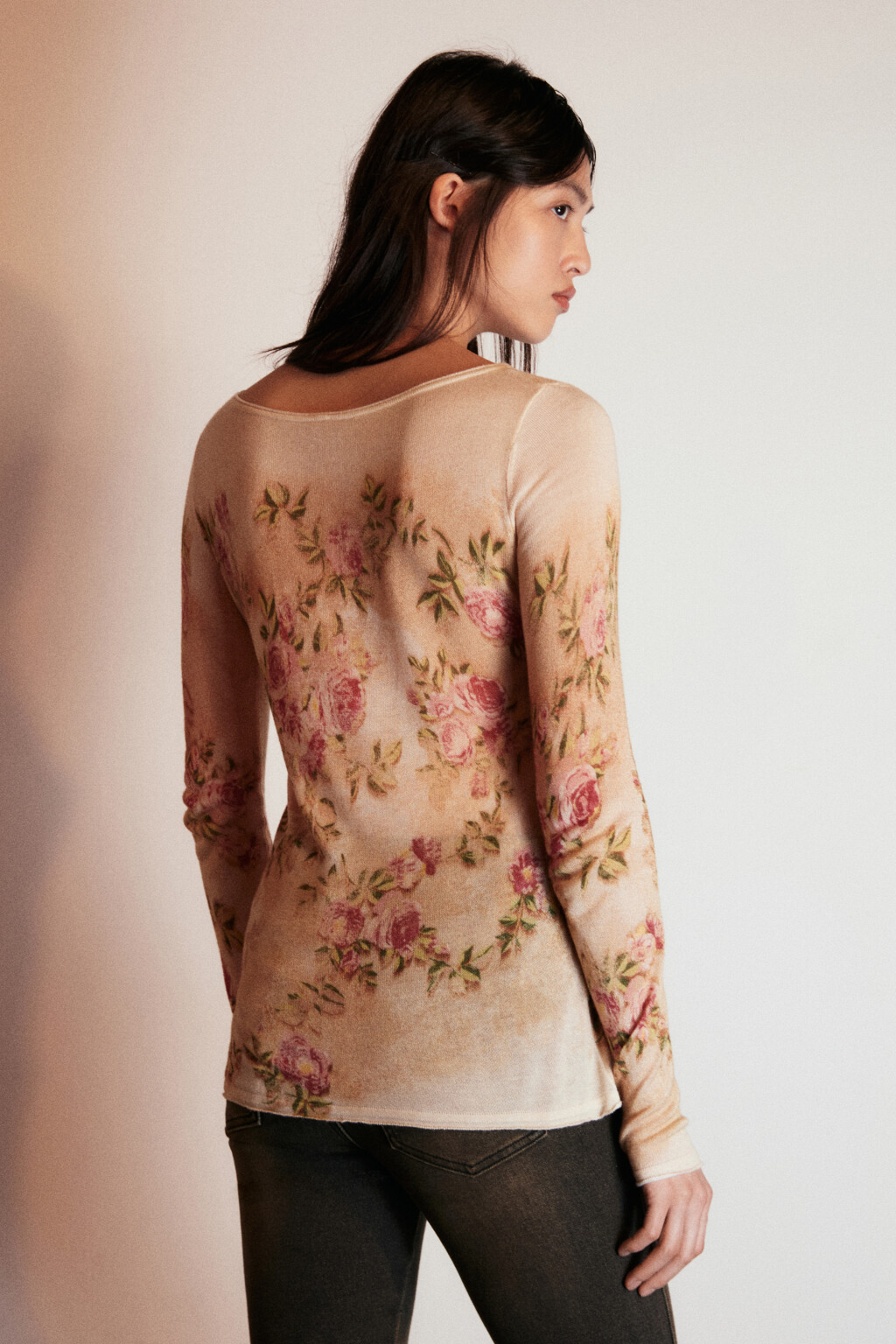 Джемпер из тонкой вискозы с принтом - цвет бежевый - 4